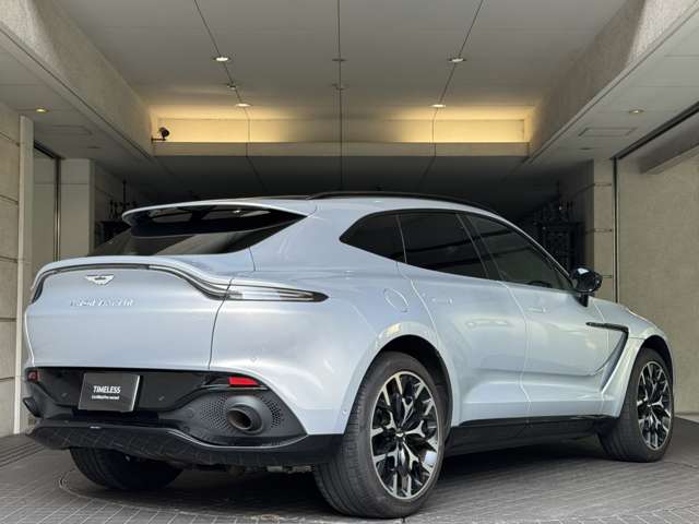 Aston Martin DBX 8