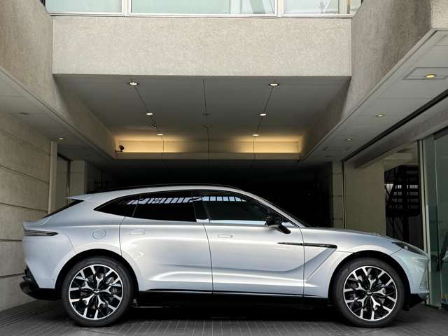 Aston Martin DBX 9