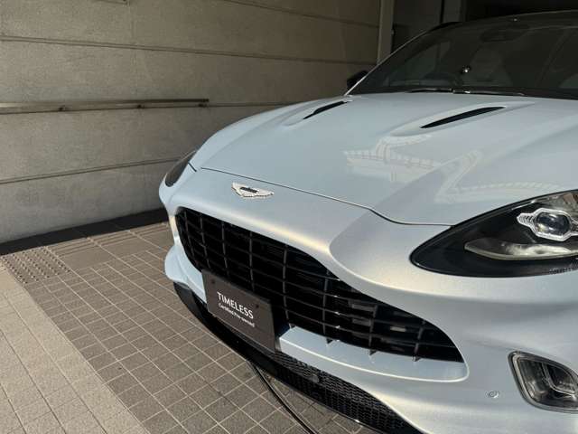 Aston Martin DBX 10