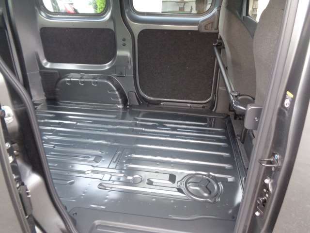 Nissan NV200 Vanette Van 12