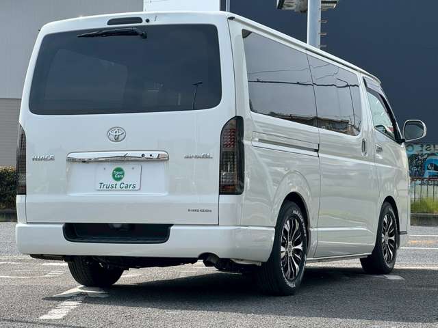 Toyota Hiace Van 3