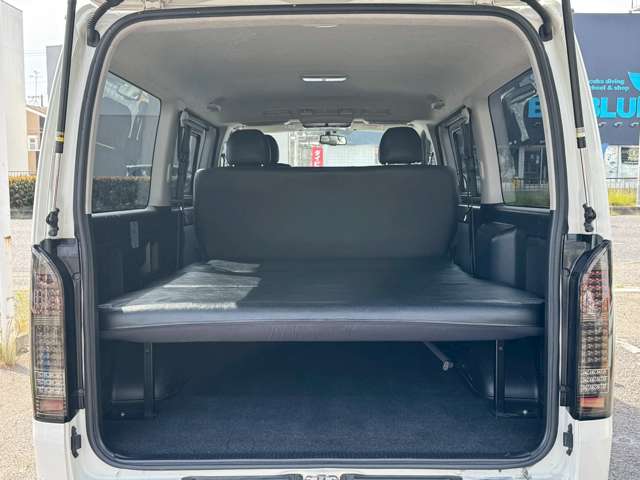Toyota Hiace Van 4