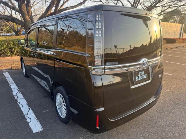 Toyota Voxy 2