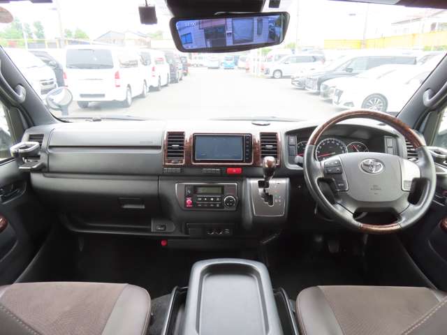 Toyota Hiace Van 5