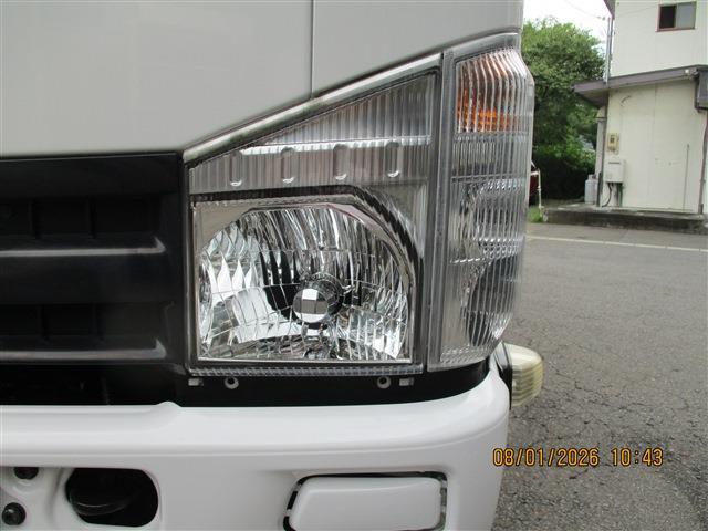 Isuzu Elf 8