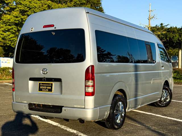 Toyota Hiace Van 4