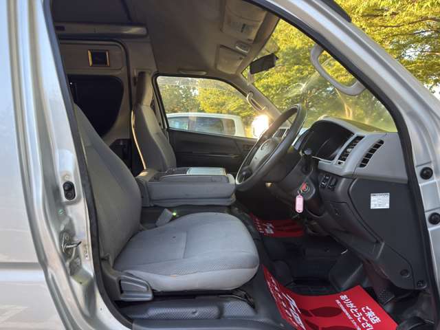 Toyota Hiace Van 5