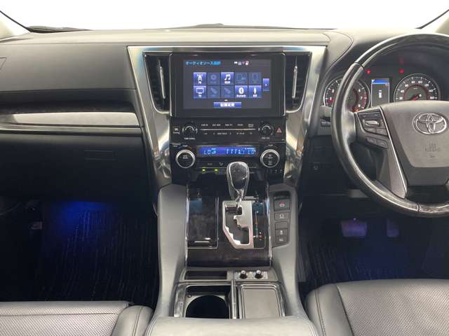 Toyota Alphard 4