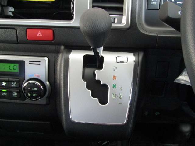 Toyota Hiace Van 8