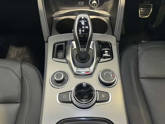 Alfa Romeo Stelvio 8