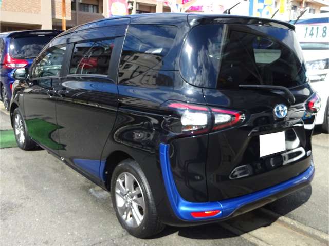 Toyota Sienta 5