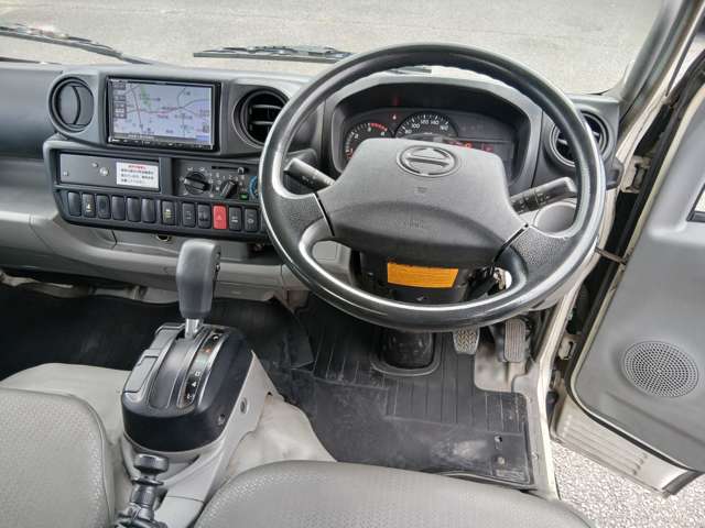 Hino Dutro 9