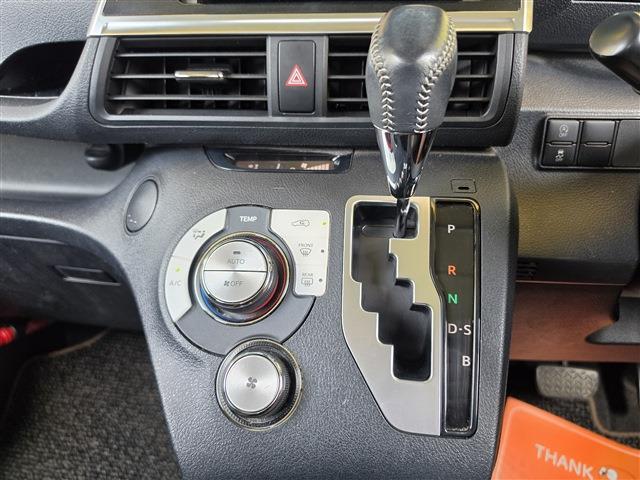 Toyota Sienta 12