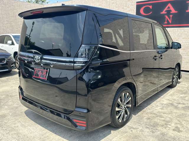 Toyota Voxy 3