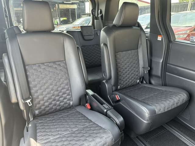 Toyota Voxy 8