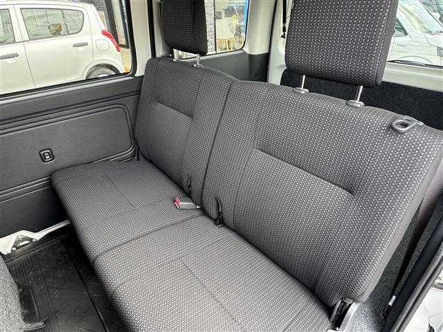Daihatsu Hijet Cargo 11