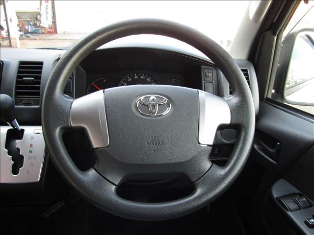 Toyota Hiace Commuter 3