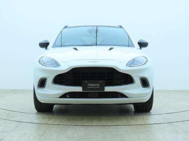 Aston Martin DBX 2