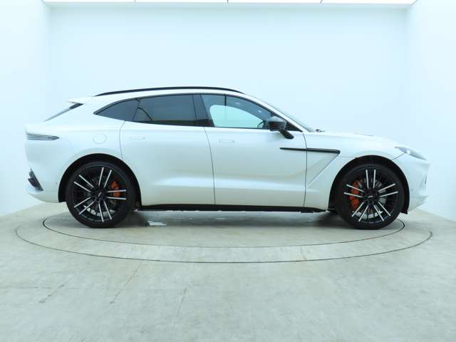 Aston Martin DBX 4