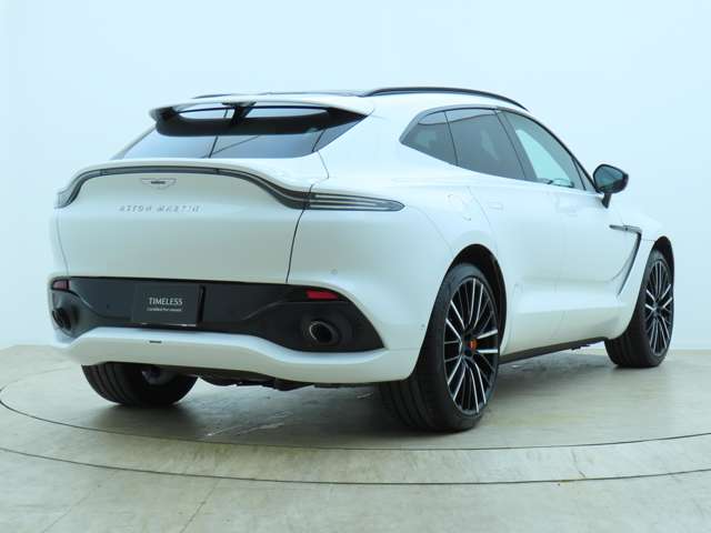 Aston Martin DBX 5