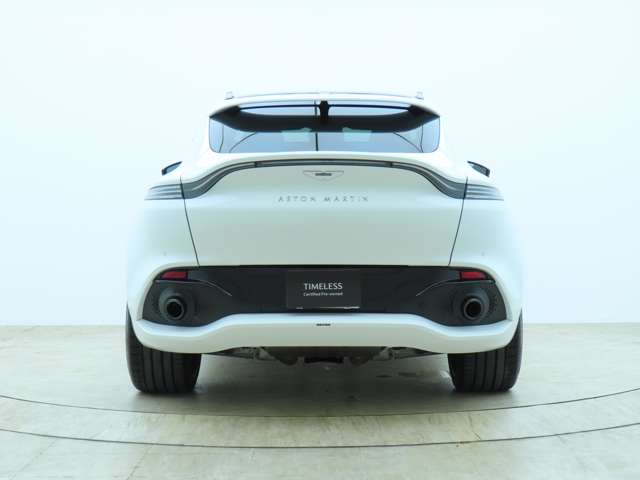 Aston Martin DBX 6