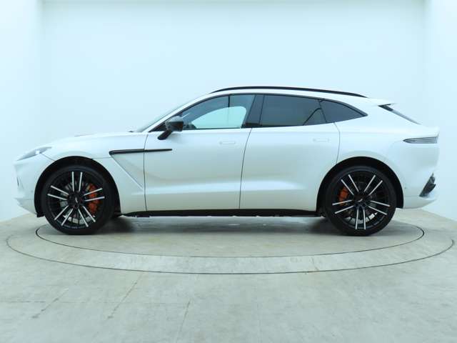 Aston Martin DBX 8