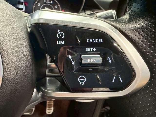 Jaguar E-Pace 9