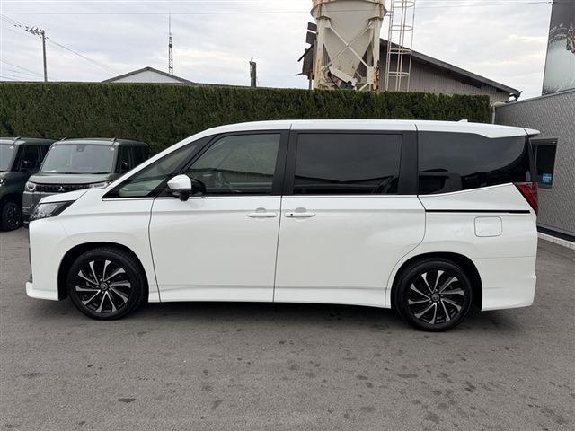 Toyota Noah 4