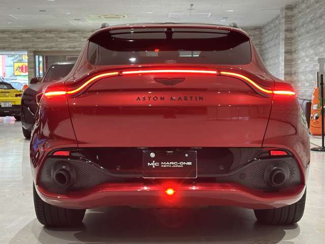 Aston Martin DBX 12