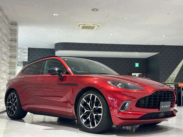 Aston Martin DBX 4