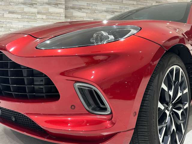 Aston Martin DBX 5