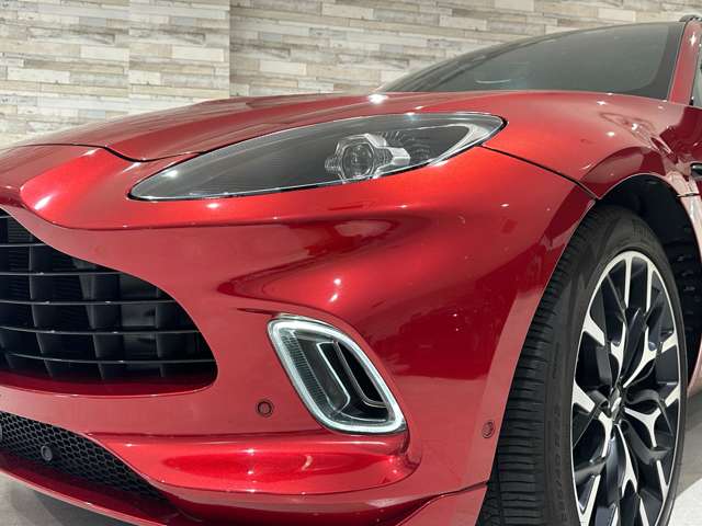 Aston Martin DBX 6