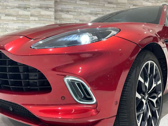 Aston Martin DBX 7
