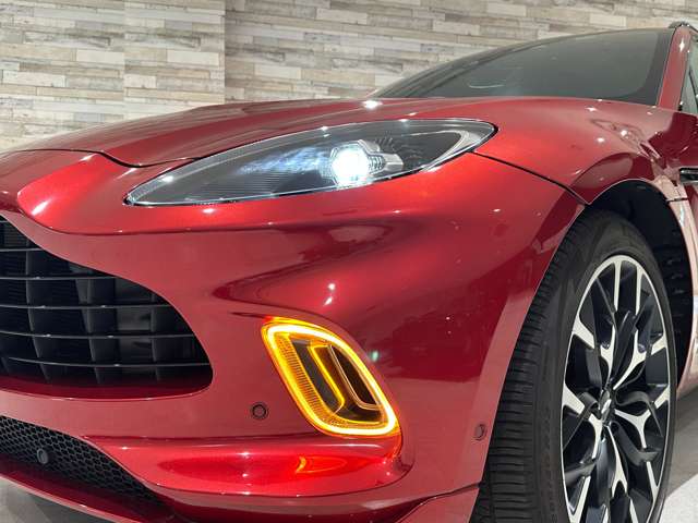 Aston Martin DBX 8