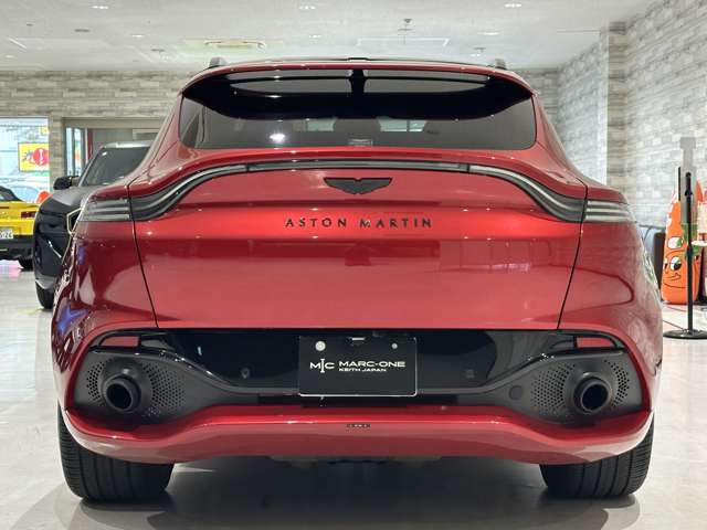Aston Martin DBX 9