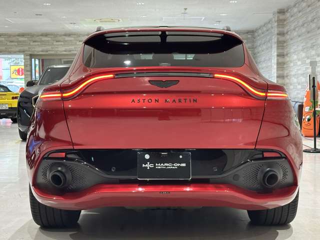 Aston Martin DBX 10