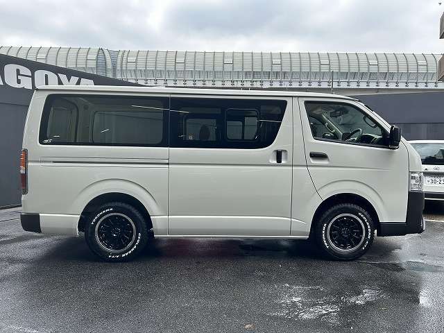 Toyota Hiace Van 9