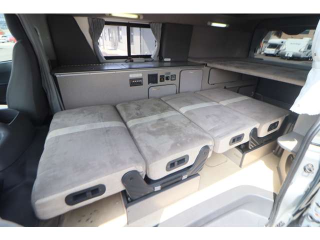 Toyota Hiace 4