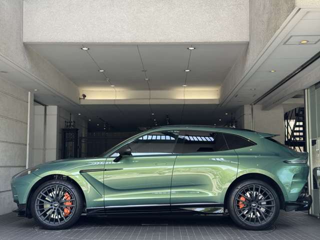 Aston Martin DBX 4