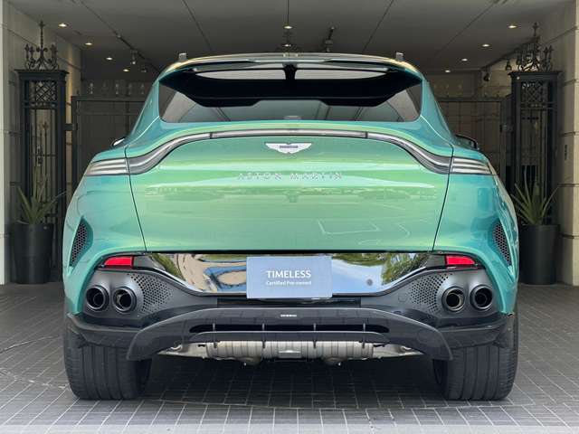 Aston Martin DBX 6