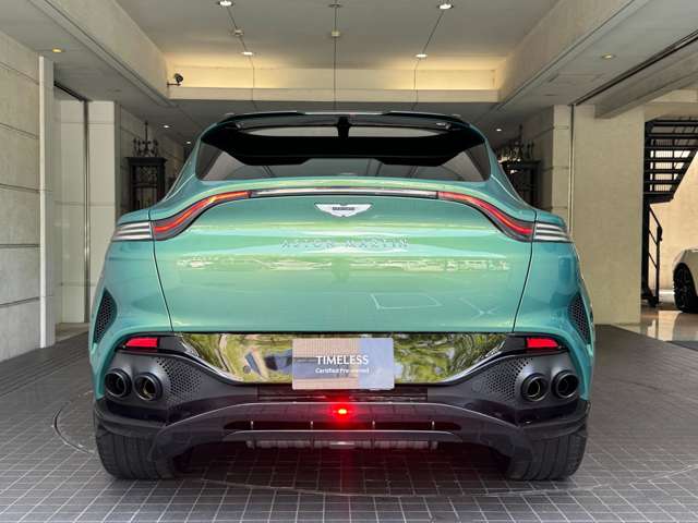Aston Martin DBX 8