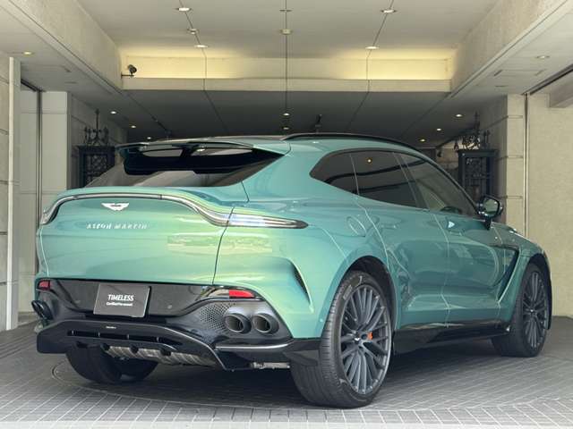 Aston Martin DBX 10