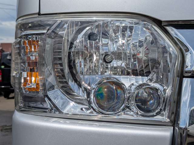 Toyota Hiace Van 4