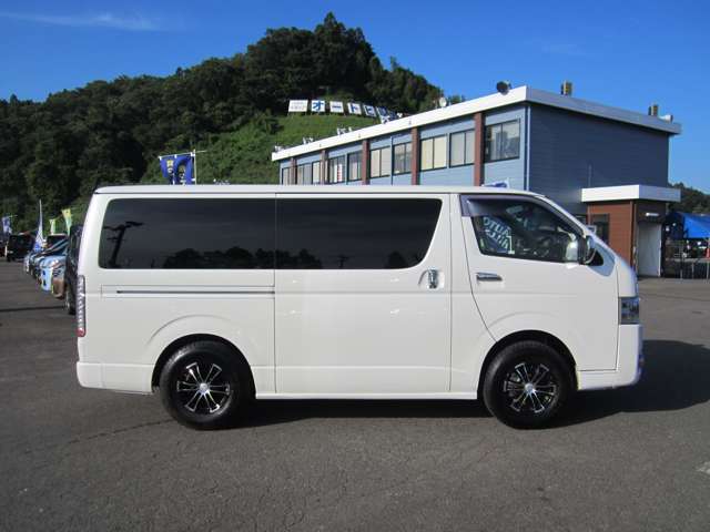Toyota Hiace Van 4
