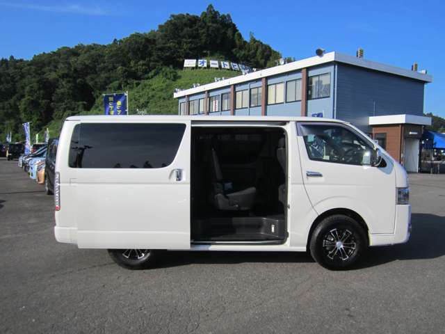 Toyota Hiace Van 5
