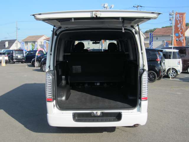 Toyota Hiace Van 8
