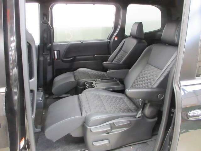 Toyota Voxy 9