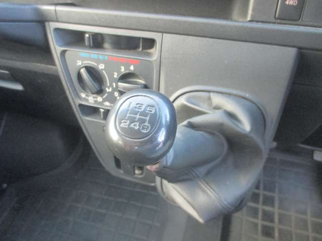 Daihatsu Hijet Cargo 6