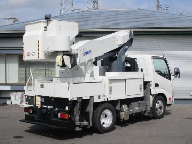 Hino Dutro 9