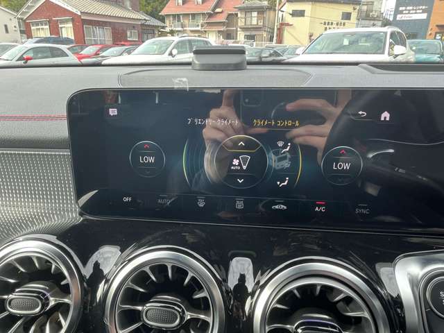 Mercedes-Benz EQB 11
